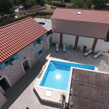 Vila Rural Lapis *